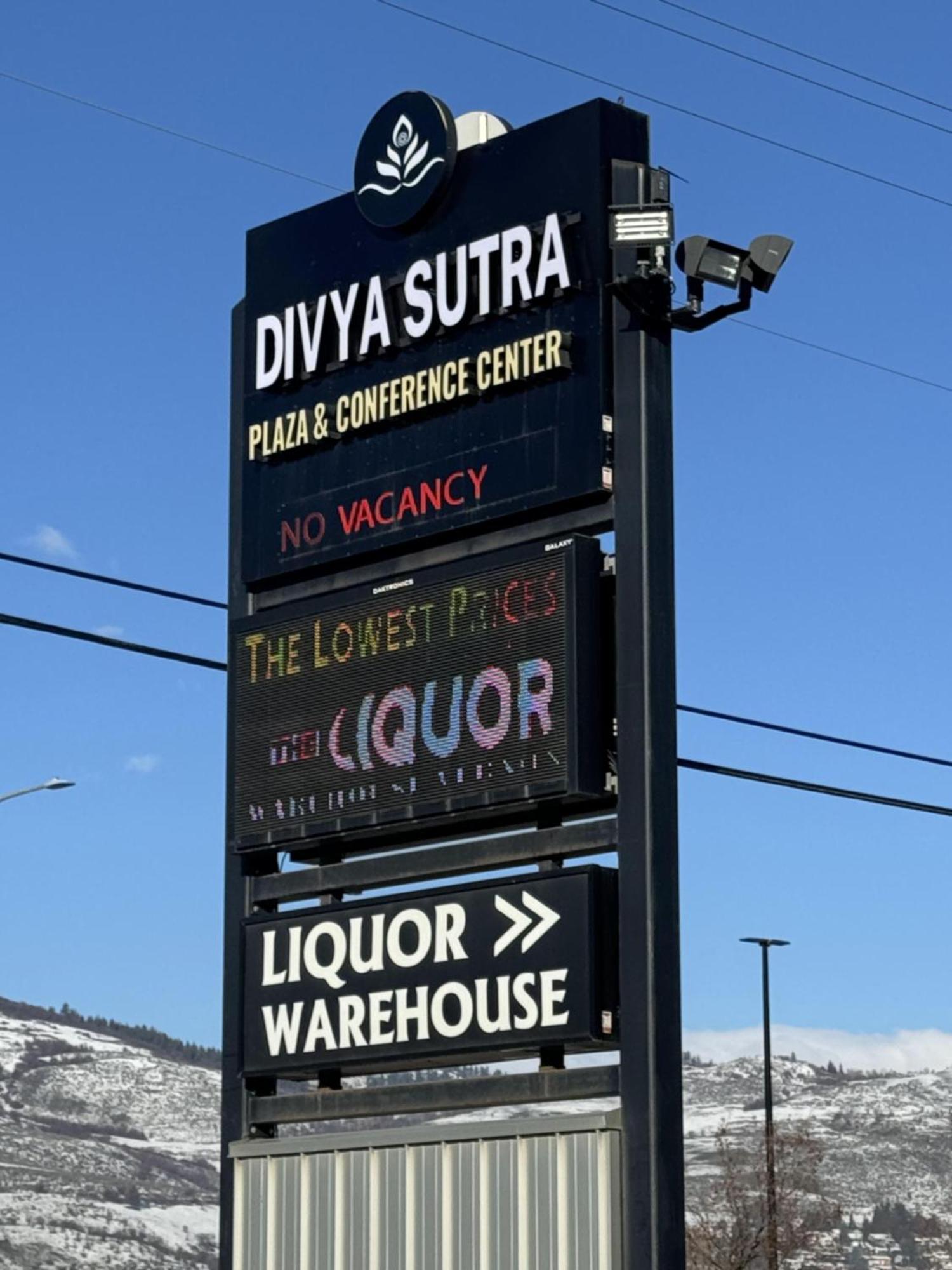Divya Sutra Plaza And Conference Centre, Vernon, Bc Exterior foto