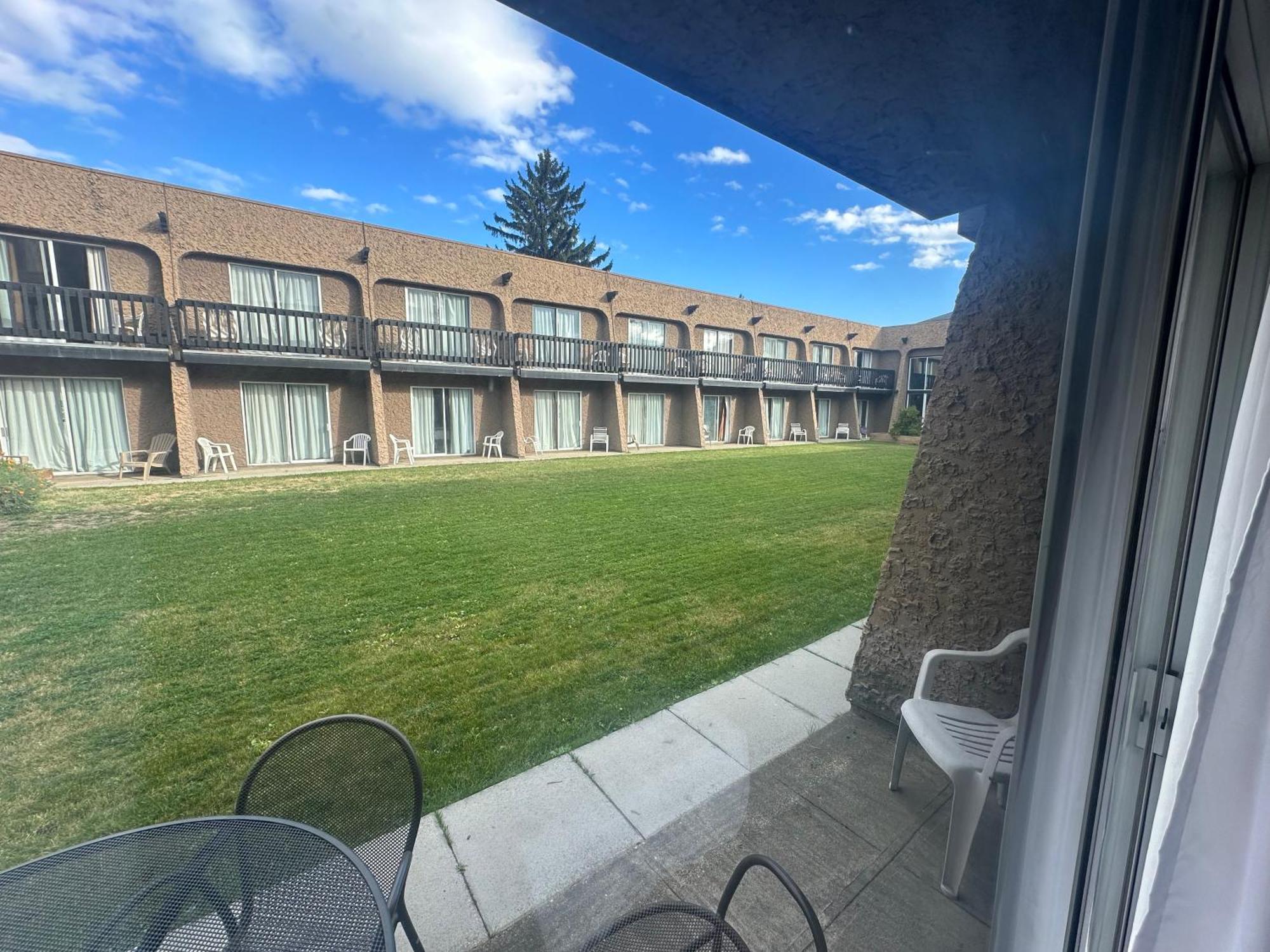 Divya Sutra Plaza And Conference Centre, Vernon, Bc Exterior foto